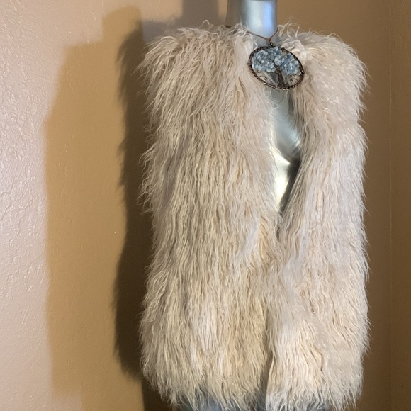 NWT Zara Trafaluc Cream Faux Fur Vest.  Sz S - Picture 4 of 6